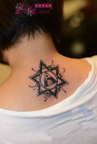 Снимка на татуировката на шестата звезда на гърба на момичето