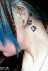 majhen diamantni vzorec tatoo za ušesom