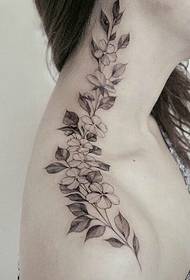 kakls izstiepts uz pleca individuālajam ziedu tetovējuma tetovējumam