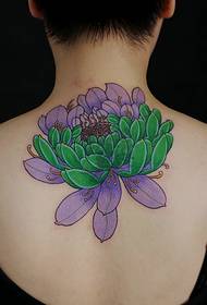 脖子身后的彩色大花朵纹身图案