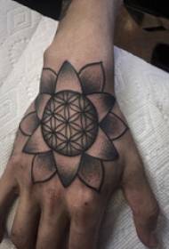 roku tetovēta vīrieša roka melnā van Goga tetovējuma attēla aizmugurē