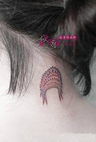 Zdjęcie tatuażu na szyi w stylu indyjskim