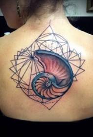tatuina di u filu femminile di u spinu nantu à a geometria di a spalle è stampa di filu di mare