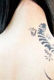 girl's neck totem tattoo gecko tattoo pattern picture