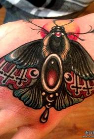 preporučite personaliziranu tetovažu leptira na stražnjoj strani ruke