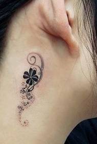 djevojke iza uha lijepa cvjetna tetovaža figura vinove loze