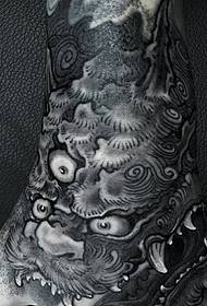 ar roku aizsegts melnā un baltā lauvas tetovējuma raksts