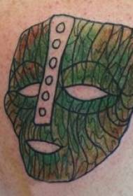 Knaboj de tatuaj maskoj sur la dorso de la kolora maskla tatuaje