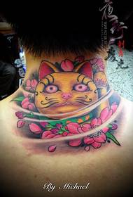 ຄໍຂອງເດັກຍິງໃນແນວໂນ້ມຂອງຮູບແບບ tattoo cat ໂຊກດີ