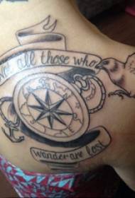 Tattoo Compass Boy li ser pişta çûk û wêneya tattooê ya compass