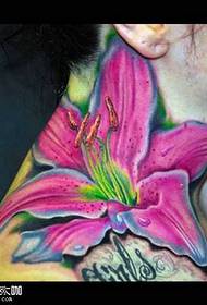 Patrón de tatuaje de flores de pescozo