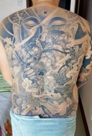 Maitreya-tatuointikuvio pojat Buddhan takaosassa ja lohikäärmetatuointikuvat