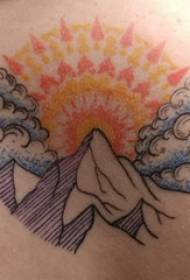 tatuaggio posteriore ragazzo maschio torna su sole e montagna tatuaggio Immagine