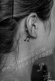 oreja Patrón de tatuaje de nota pequeña en la parte posterior