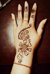 slender fingers with Henna tattoo tattoo is very elegant