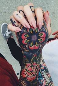 улична мода двойка отзад на ръката татуировка татуировка татуировка