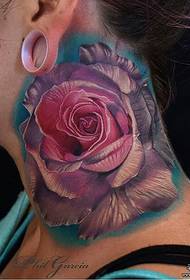 Europejska dziewczyna szyi realistyczny wzór tatuażu tatuaż róży
