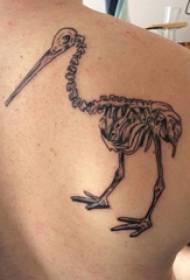 Les garçons de tatouage d'os de retour sur l'image de tatouage d'os d'oiseau noir