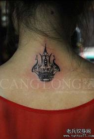 piger efter halskæde modetrend af sortgrå krone tatoveringsmønster