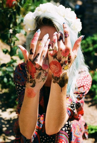 tatuazh lule në anën e pasme të një dore femër