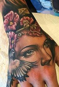 skaista sieviete Portreta rokas muguras tetovējuma modelis