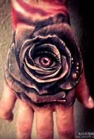 'n horror rose tattoo aan die agterkant van die hand