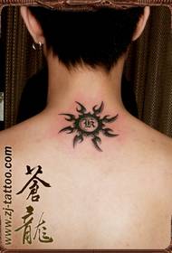 мъж след модел на татуировката на слънцето на Тотем