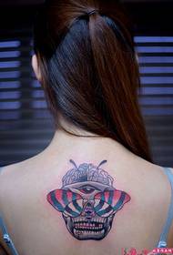 smagas garšas galvaskausa tauriņa muguras kakla tetovējuma attēls