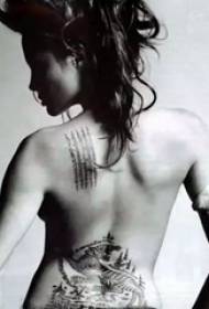 Americká tetovacia hviezda Angelina Jolie na zadnej strane tetovania Bengálskeho tigra a Sanskritu