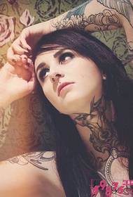 Europejski piękno kreatywny piękny tatuaż na szyi