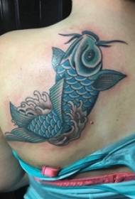 Татуирано гръб момиче на гърба на цветна снимка татуировка калмари