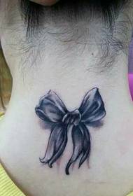 Corak tattoo rama 3d di belakang leher seorang wanita