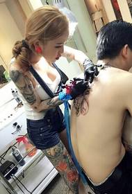 マレーシアのセクシーな美容タトゥーアーティスト