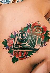 zadný fotoaparát a kvetinové tetovanie