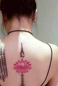 vajza e modës model i hollë tatuazhesh totem në pjesën e pasme