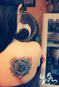 divat lány váll rózsa tetoválás minta