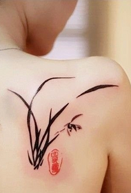 κορίτσι στο πίσω μέρος του τοτέμ τατουάζ daffodil