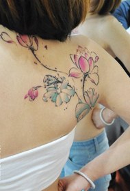 Volver a beleza fermosa Patrón de tatuaxe de loto colorido de tinta