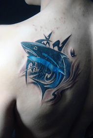 motif de tatouage de requin arrière