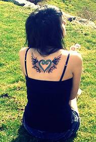 愛の翼のタトゥーの後ろの女の子