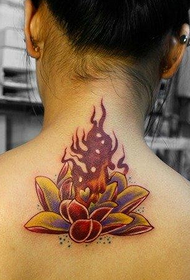 hermosa espalda loto y llama tatuaje foto