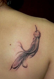 tatuaxe de pluma de ombreiro traseiro feminino