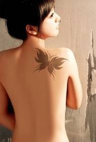 女の子の背中に美しい蝶のタトゥー