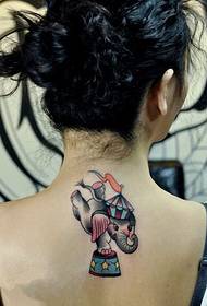 tjejer tillbaka cirkus stort Som en delikat tatuering