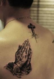 mâle dos mains priant croix motif de tatouage