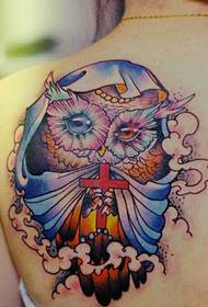 tatuaje de búho en la espalda con cruz