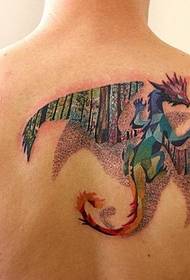 cilvēka krāsains rietumu pūķa tetovējums labajā pusē aizmugurē
