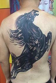 la espalda de los hombres maduros tiene un extraño tatuaje de animal