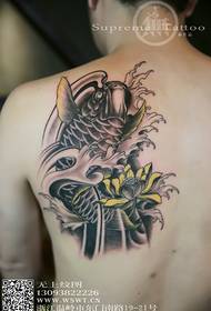 tatuaje clásico de calamar en la espalda