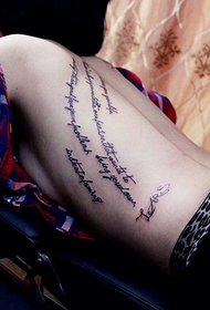 djevojke bočni struk lijep modni uzorak tetovaža slova